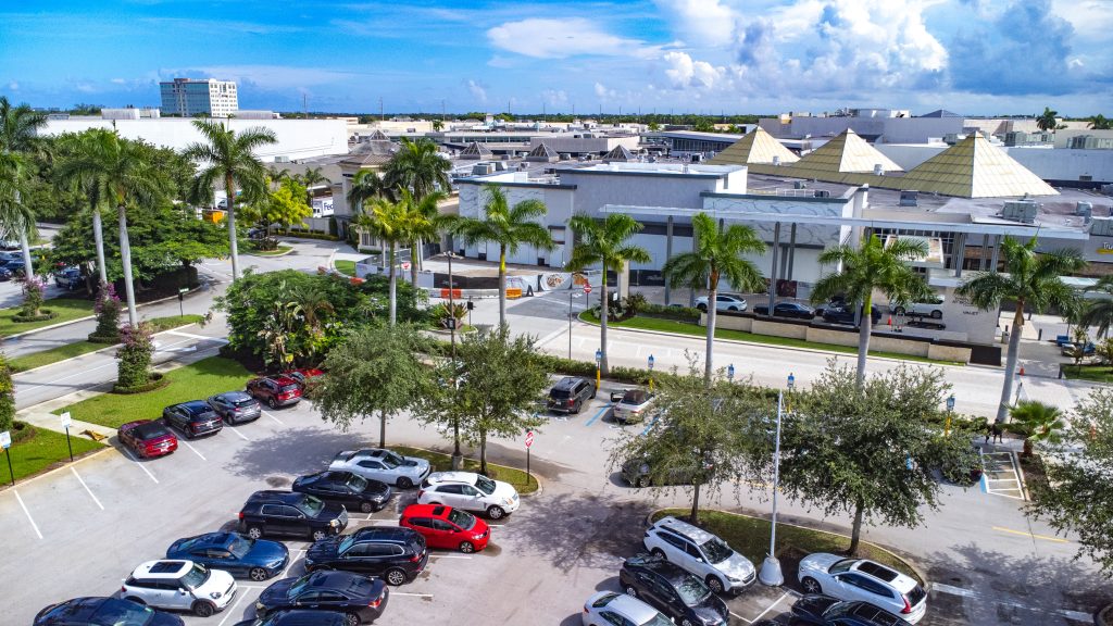 The main entrance to the Boca Town Center mall, where two new restaurants are poised to open with outdoor dining. (Photo: Boca Daily News)