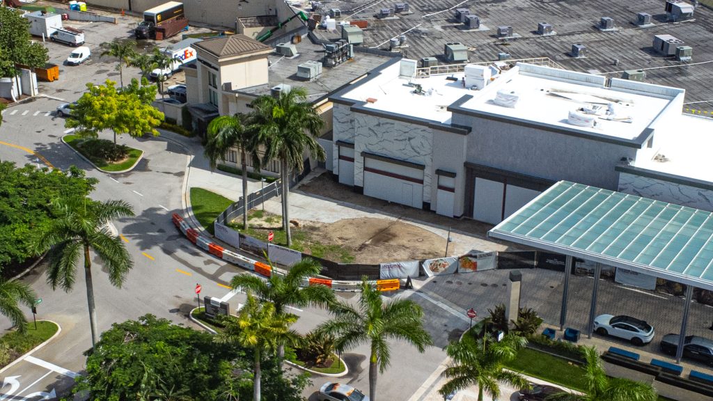 The main entrance to the Boca Town Center mall, where two new restaurants are poised to open with outdoor dining. (Photo: Boca Daily News)