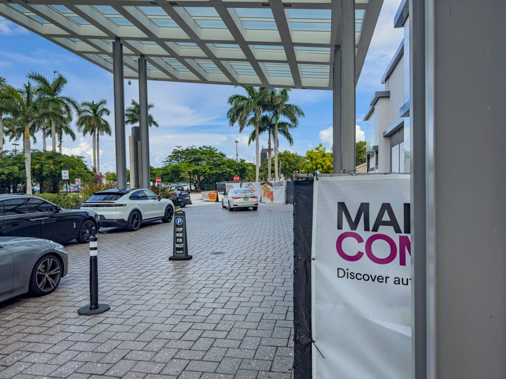 The main entrance to the Boca Town Center mall, where two new restaurants are poised to open with outdoor dining. (Photo: Boca Daily News)