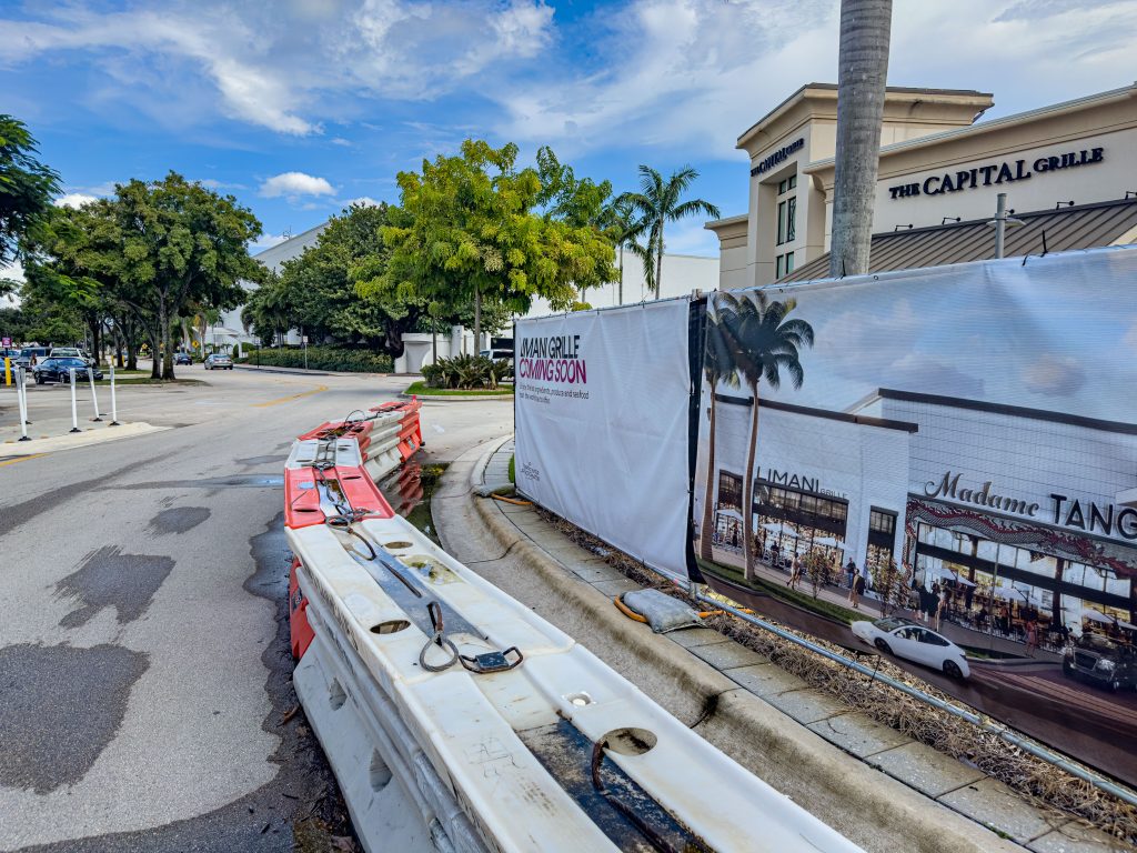 The main entrance to the Boca Town Center mall, where two new restaurants are poised to open with outdoor dining. (Photo: Boca Daily News)