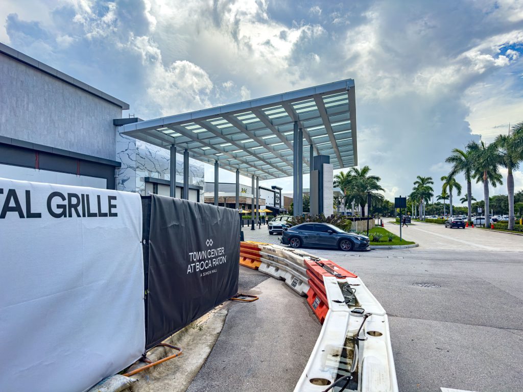 The main entrance to the Boca Town Center mall, where two new restaurants are poised to open with outdoor dining. (Photo: Boca Daily News)