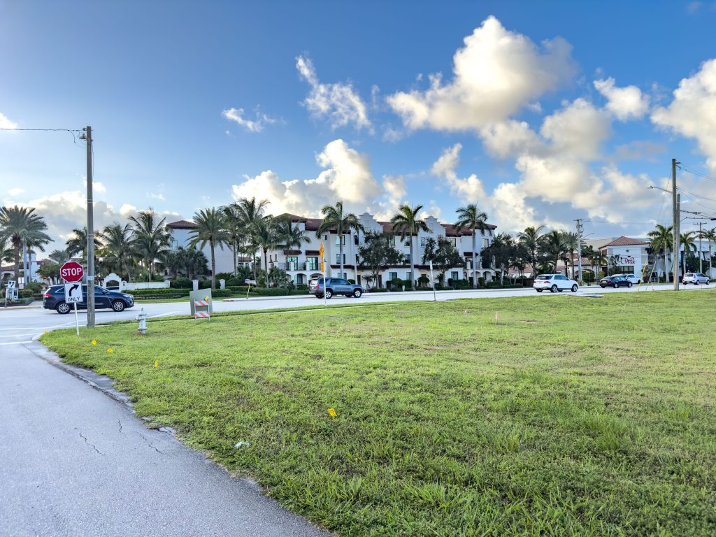 The site of a future car wash and restaurant at 7900 North Federal Highway, Boca Raton, FL. (Photo: Boca Daily News)