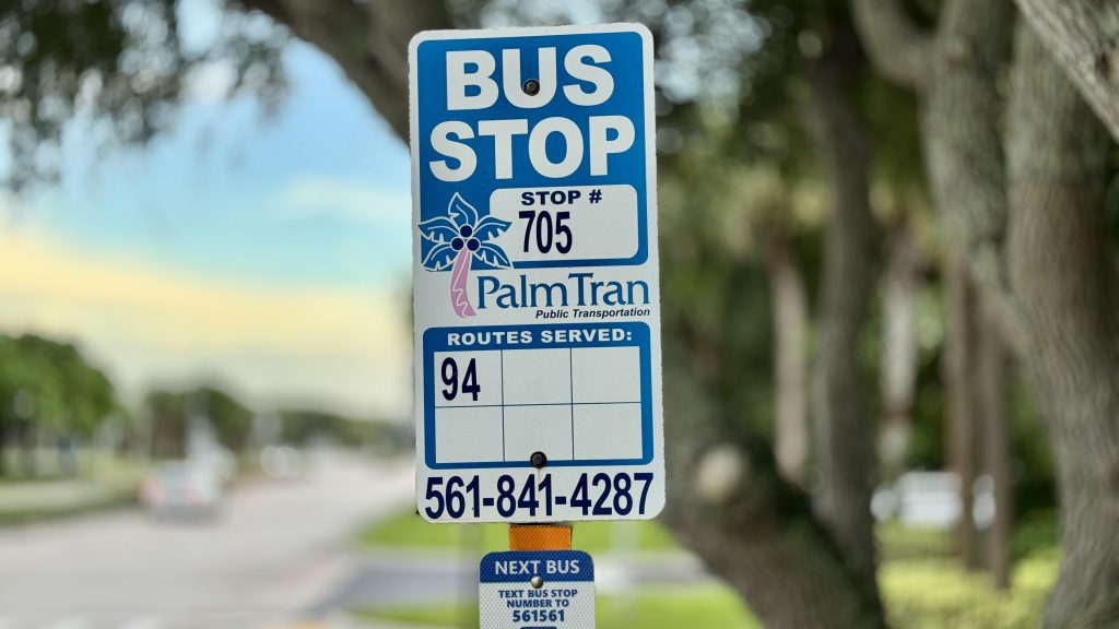 A bus stop sign for Palm Tran Route 94, Sept. 2025. (Photo: Boca Daily News)