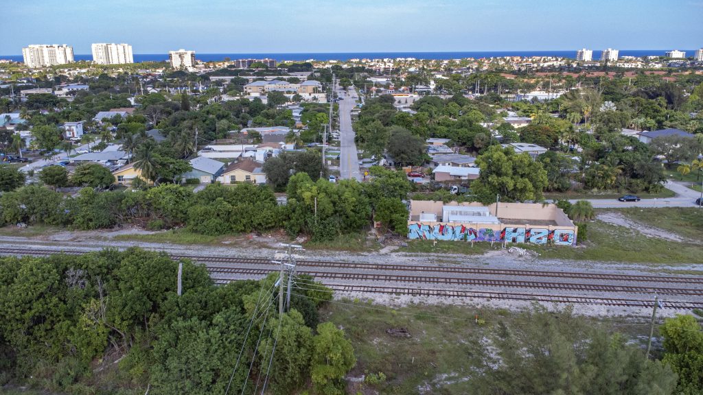 The site of a future railroad crossing at Jeffrey Street, which will link U.S. 441 (SR-7) to Federal Highway (U.S. 1) through a new roadway. (Photo: Boca Daily News)