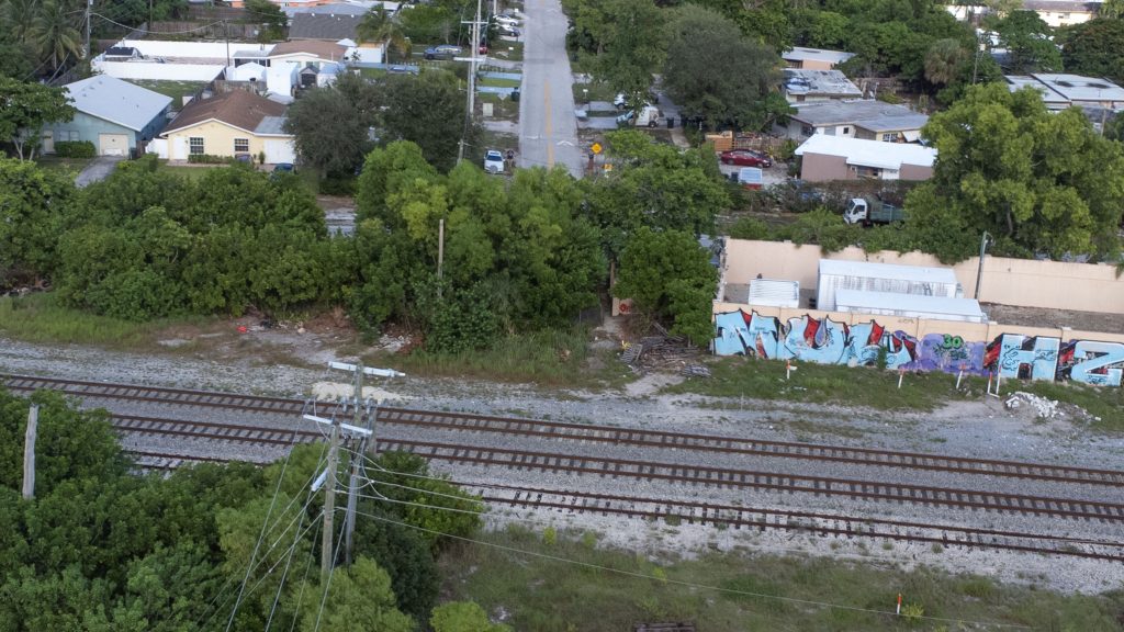 The site of a future railroad crossing at Jeffrey Street, which will link U.S. 441 (SR-7) to Federal Highway (U.S. 1) through a new roadway. (Photo: Boca Daily News)