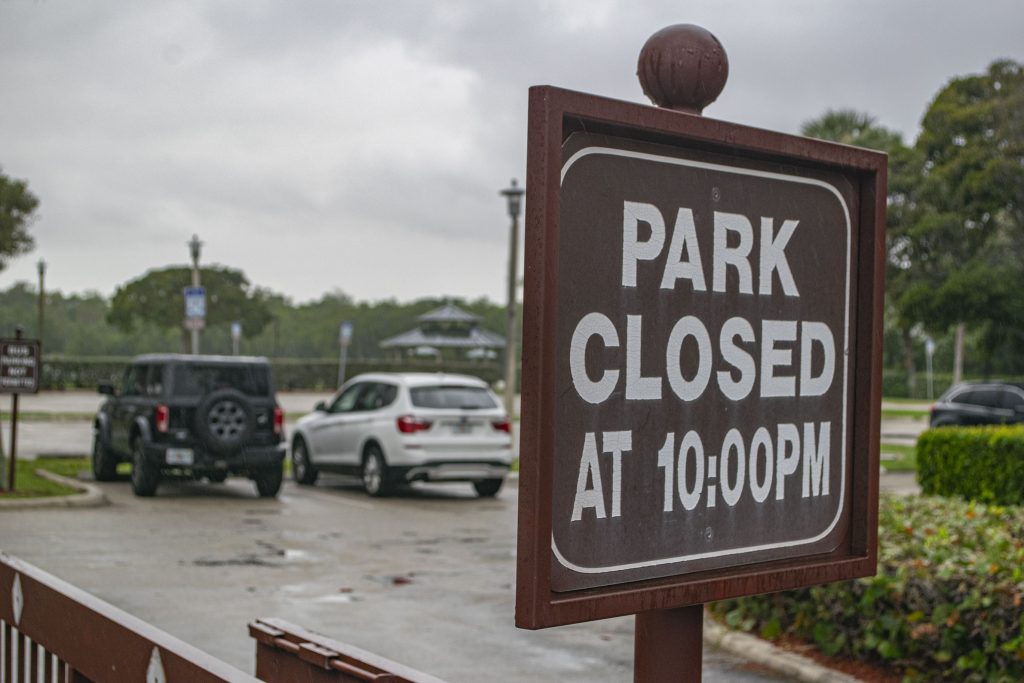 A sign notifying visitors of the hours at a Boca Raton, FL city park. (Photo: Boca Daily News)