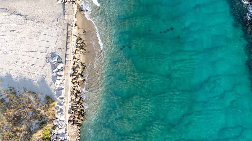 A shoal along the north jetty of Boca Raton Inlet, Feb. 2026. (Photo: Boca Daily News)