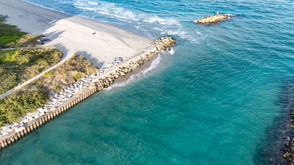 A shoal along the north jetty of Boca Raton Inlet, Feb. 2026. (Photo: Boca Daily News)