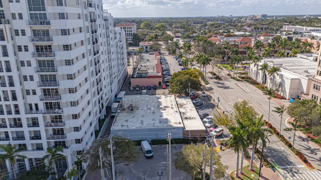 The current layout of Mizner Plaza, which would be replaced with a 12-story, 219 room hotel complex. (Photo: Boca Daily News)