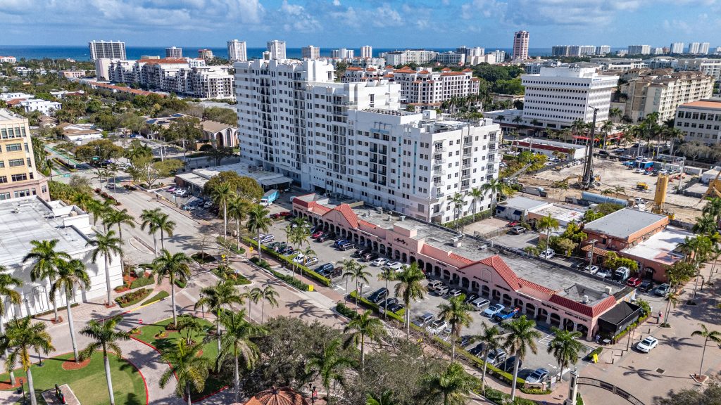 The current layout of Mizner Plaza, which would be replaced with a 12-story, 219 room hotel complex. (Photo: Boca Daily News)