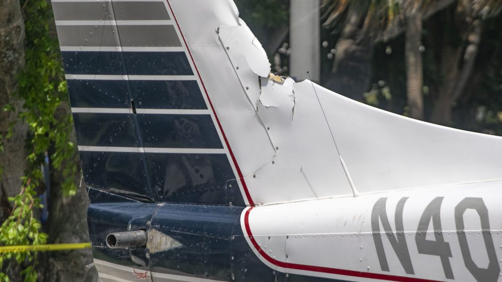 A Piper Twin Comanche PA-39 (PA-30 variant) at a boat ramp in Boca Raton, FL, being prepared to be removed by a crane after landing in the ocean, Aug. 23, 2026. (Photo: Boca Daily News)