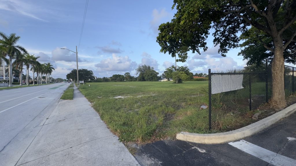 The property where a new 47-unit development will be located in a triangular parcel between Delray Beach and the Town of Gulf Stream along Federal Highway. (Photo: Boca Daily News)
